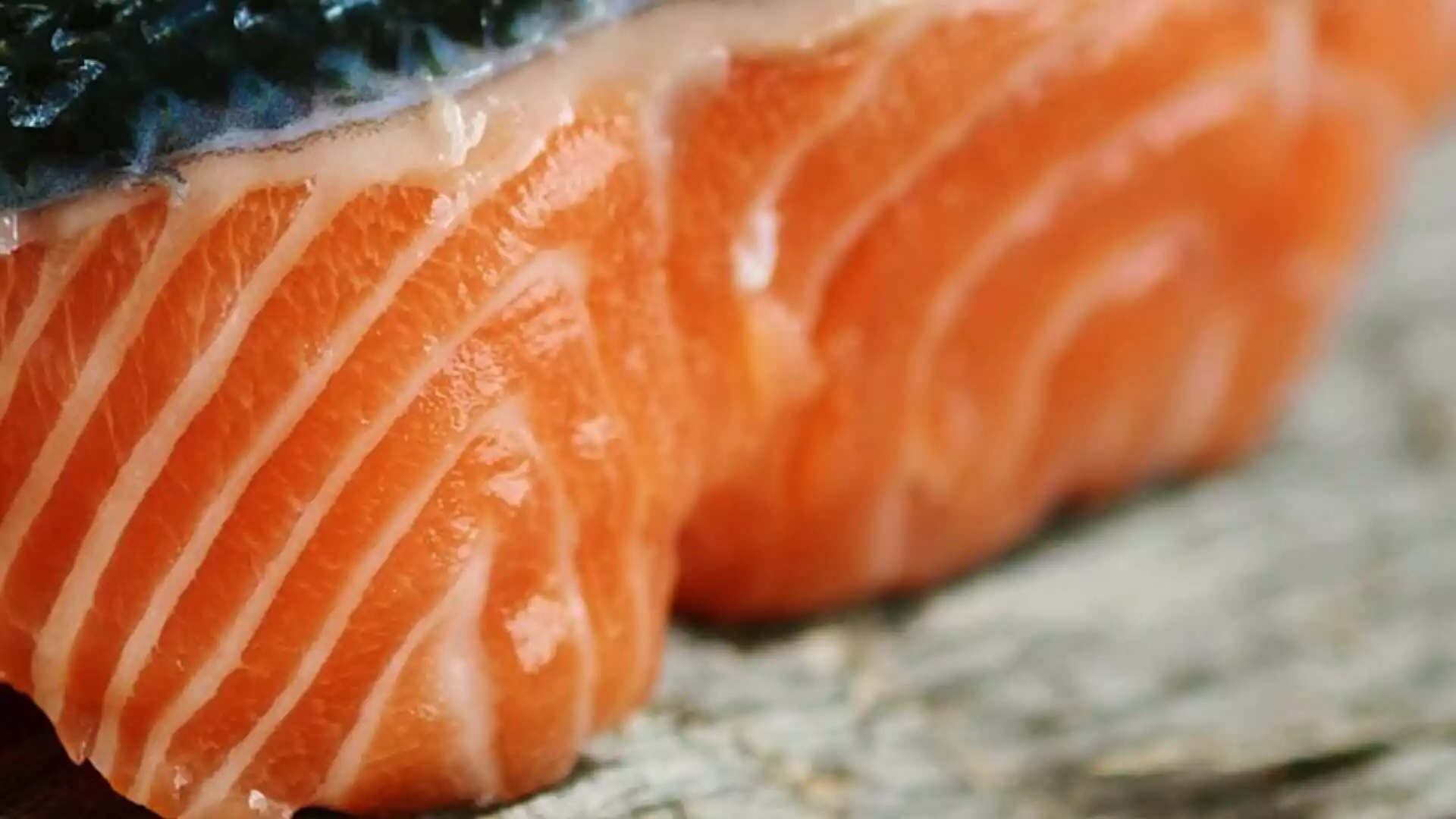 Fish Recipes : Salmon is a type of fatty fish that packs several nutrients that are good for you. The American Heart Association (AHA) advises eating fish, such as salmon, twice weekly because of its protein and heart-healthy omega-3 fatty acids. low calories Salmon